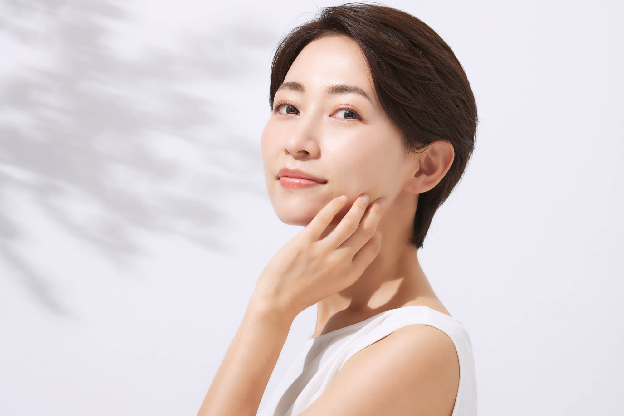 目の下のたるみがひどい原因や治療方法・費用の相場などについて詳しく解説