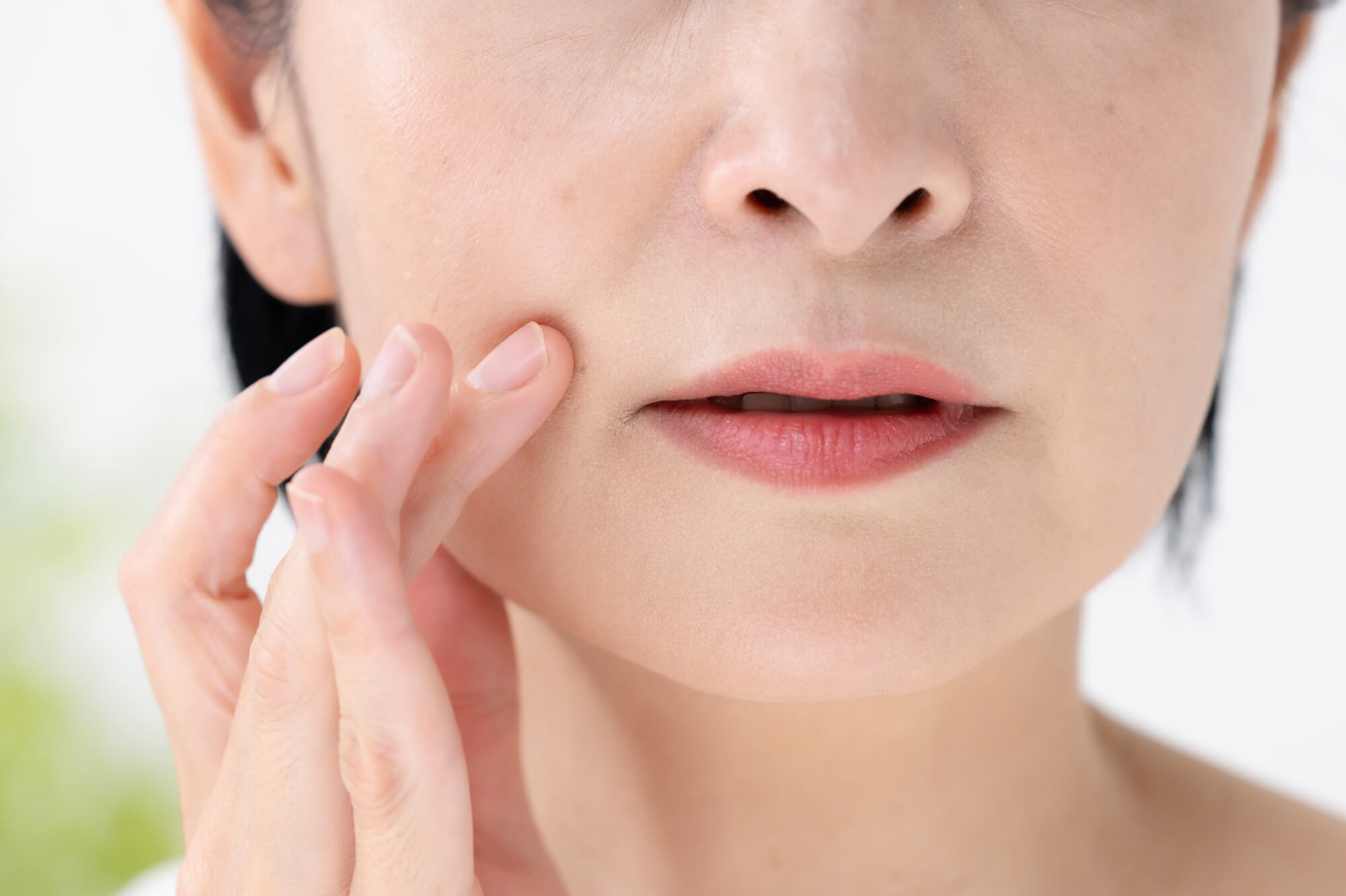 ほうれい線が目立つ原因