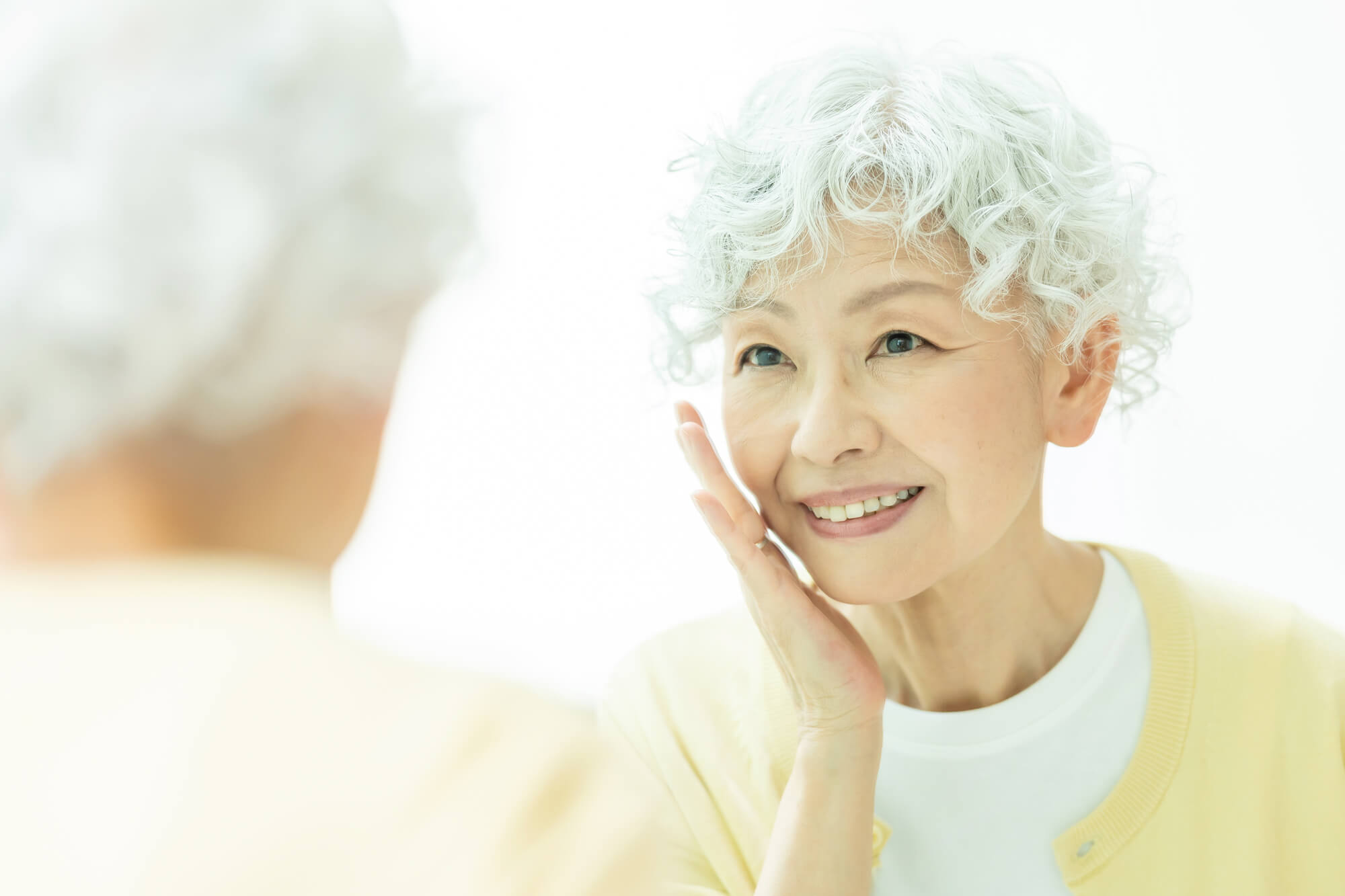 70代の顔の脂肪注入について、効果やリスク、注意点について詳しく解説